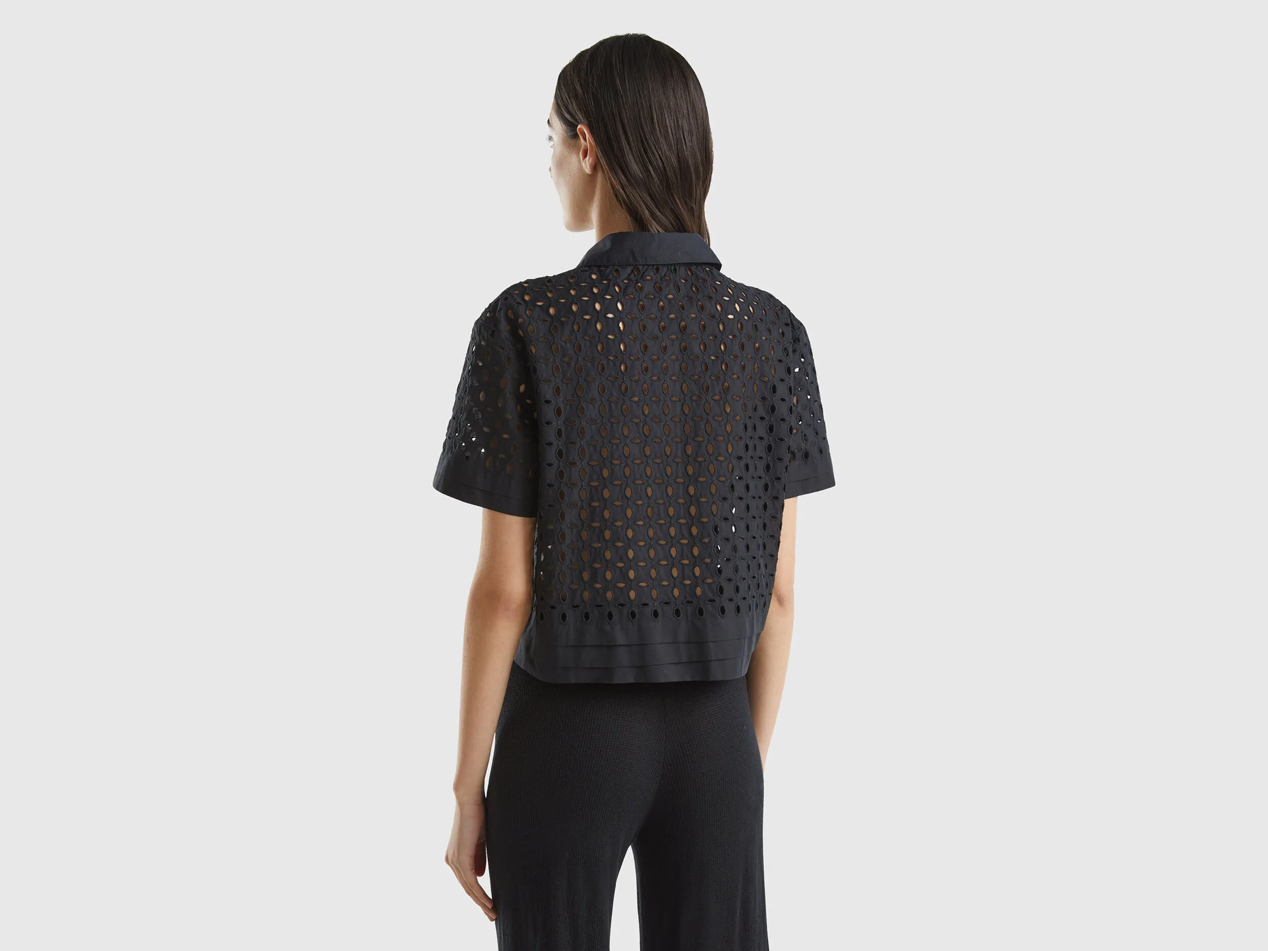 Camisa de manga corta de encaje suizo