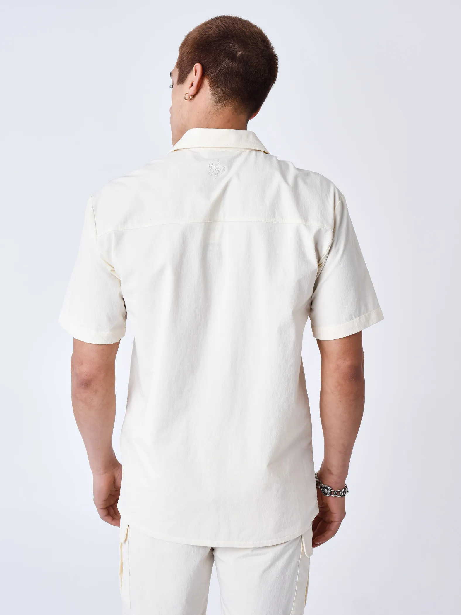 Camisa lisa de manga corta con textura