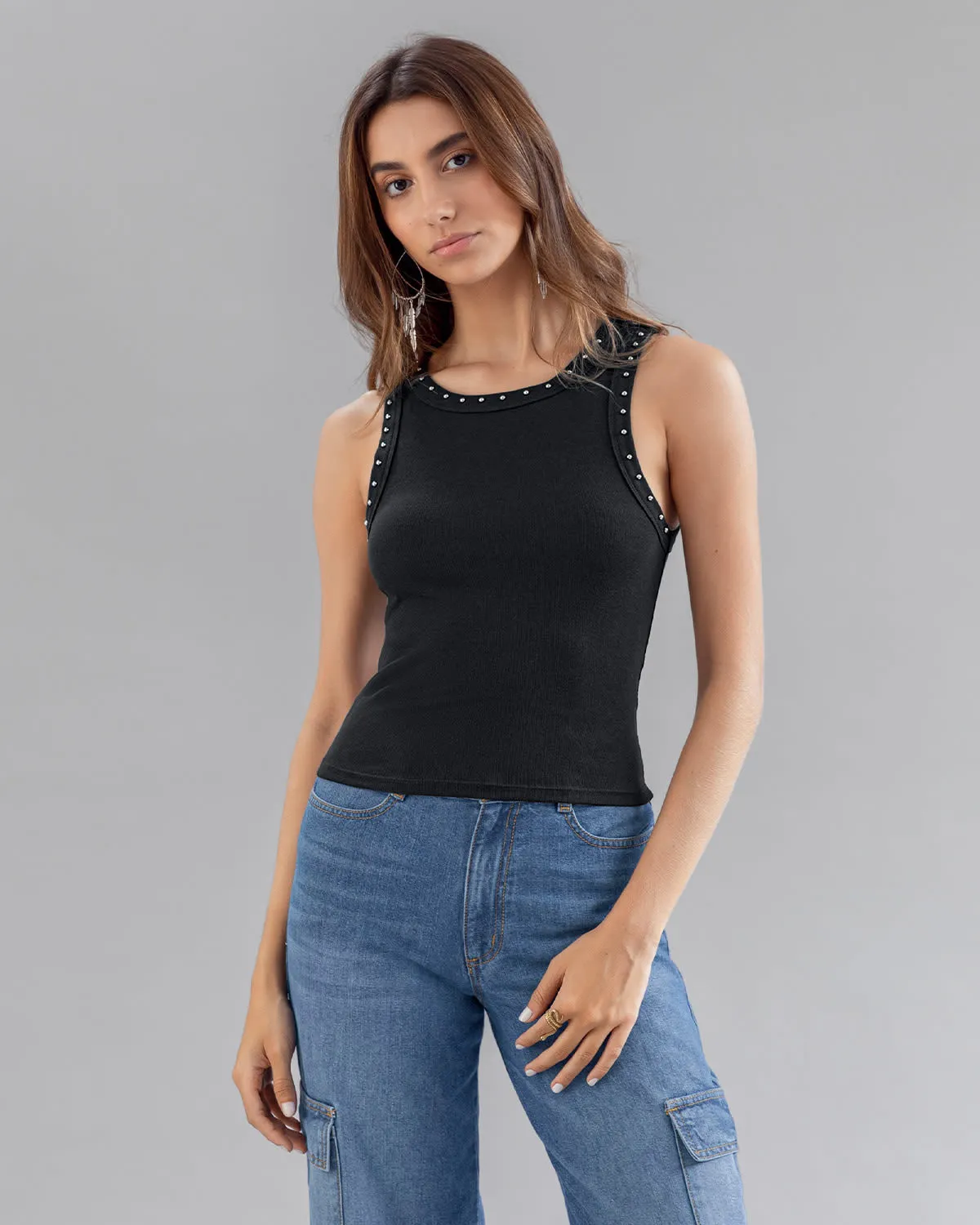 Camiseta manga sisa con taches en cuello y sisa