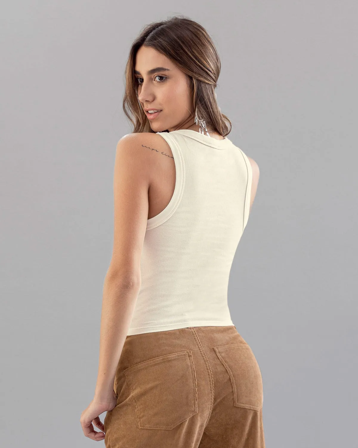 Camiseta manga sisa con taches en cuello y sisa