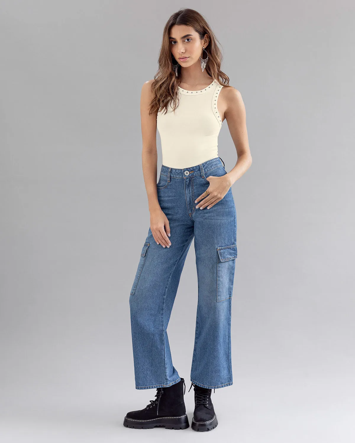 Camiseta manga sisa con taches en cuello y sisa