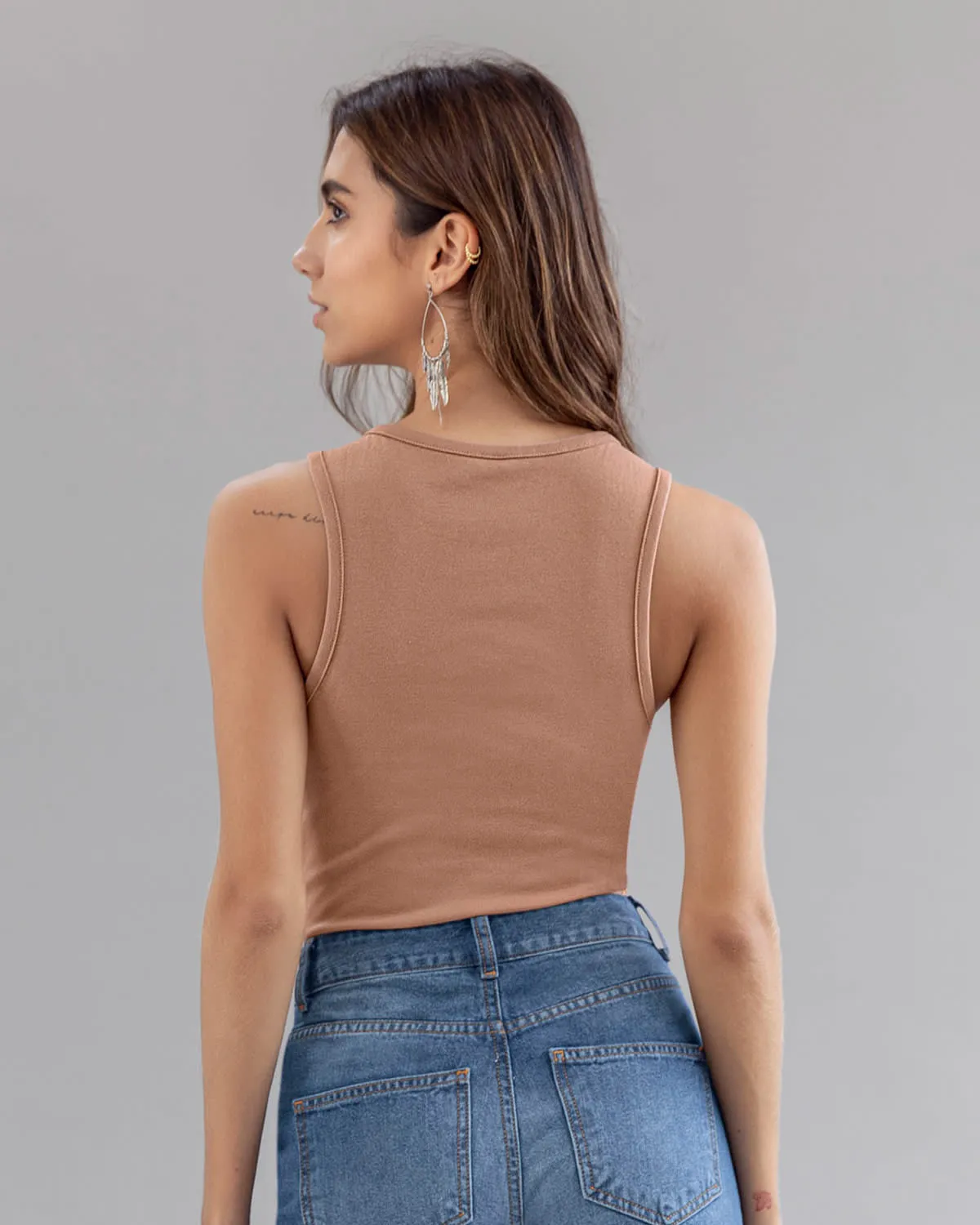Camiseta manga sisa con taches en cuello y sisa