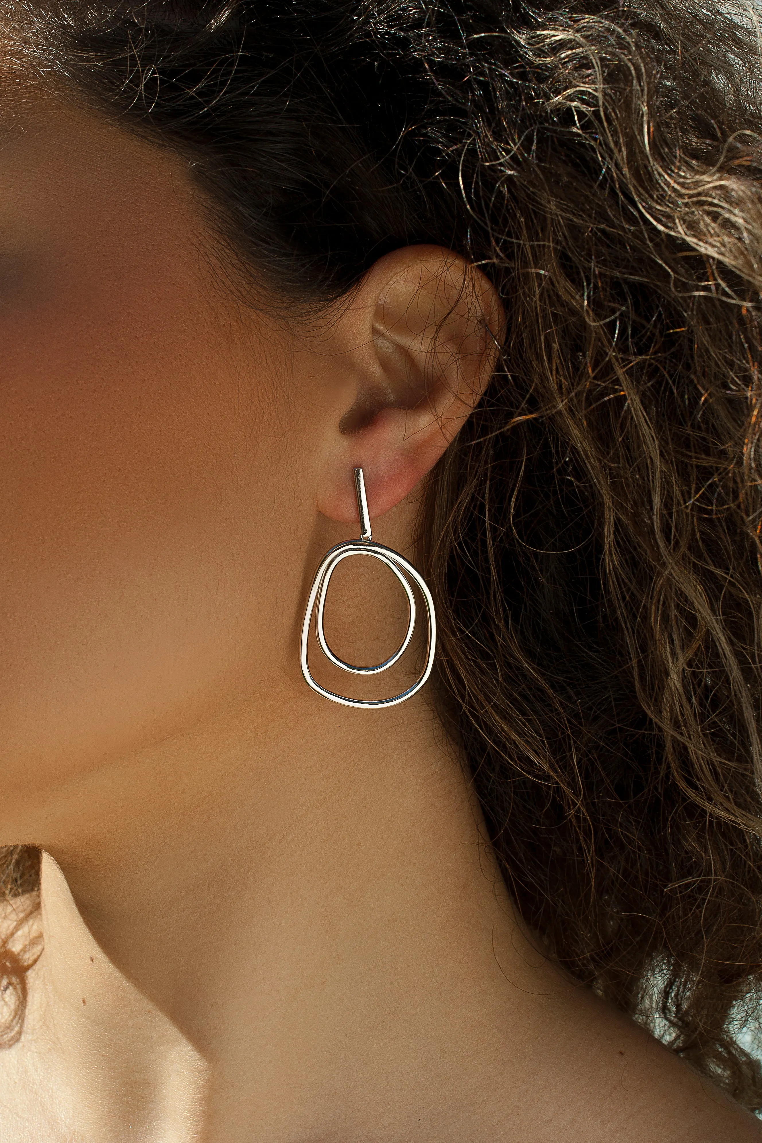 Pendientes aros grandes diseo irregular en plata lisa