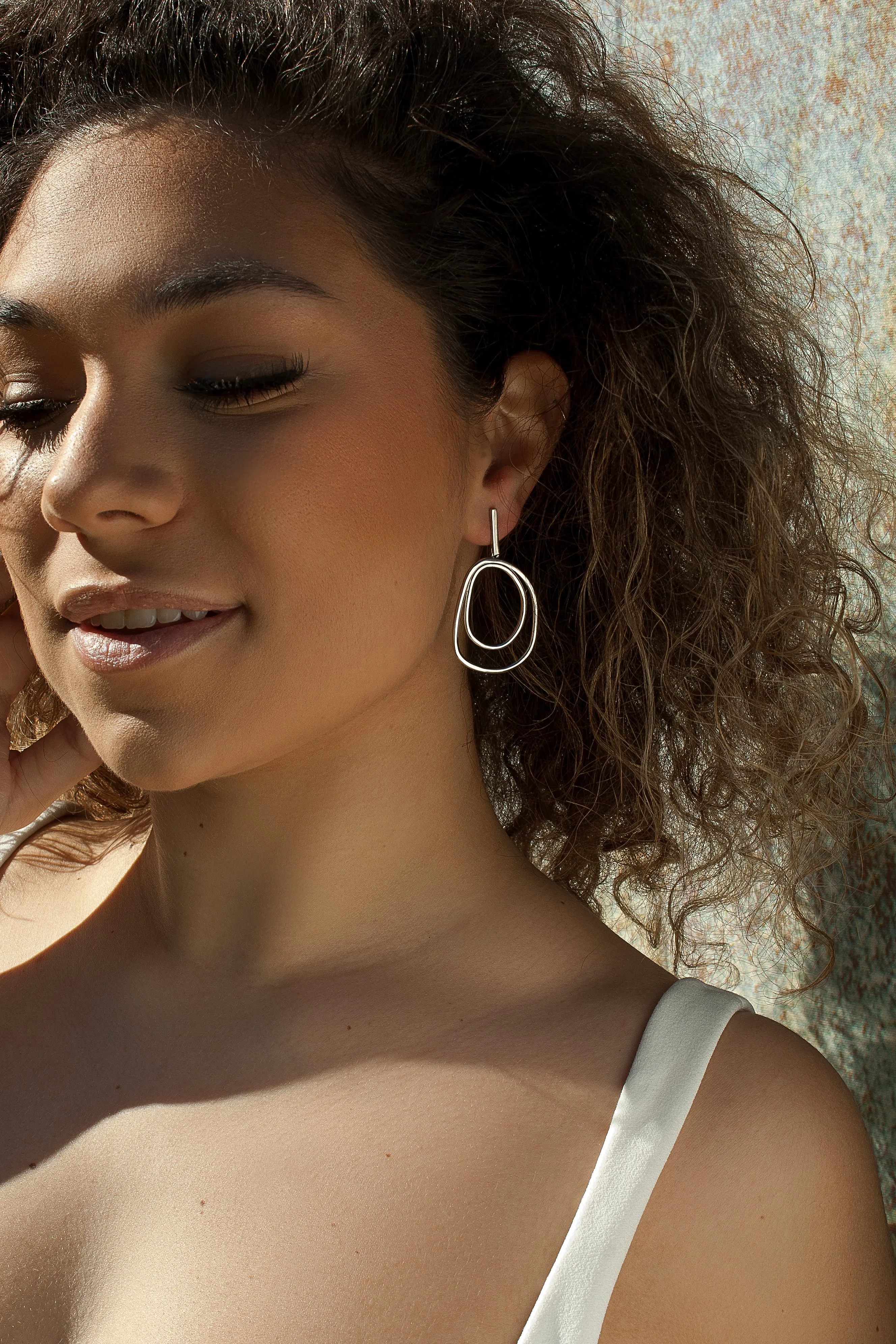 Pendientes aros grandes diseo irregular en plata lisa