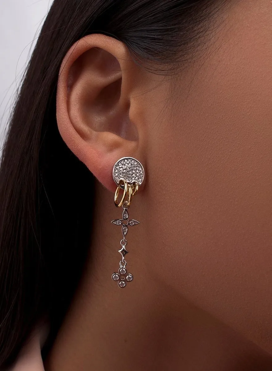 Pendientes largos finos de plata con charms de flores y circonitas