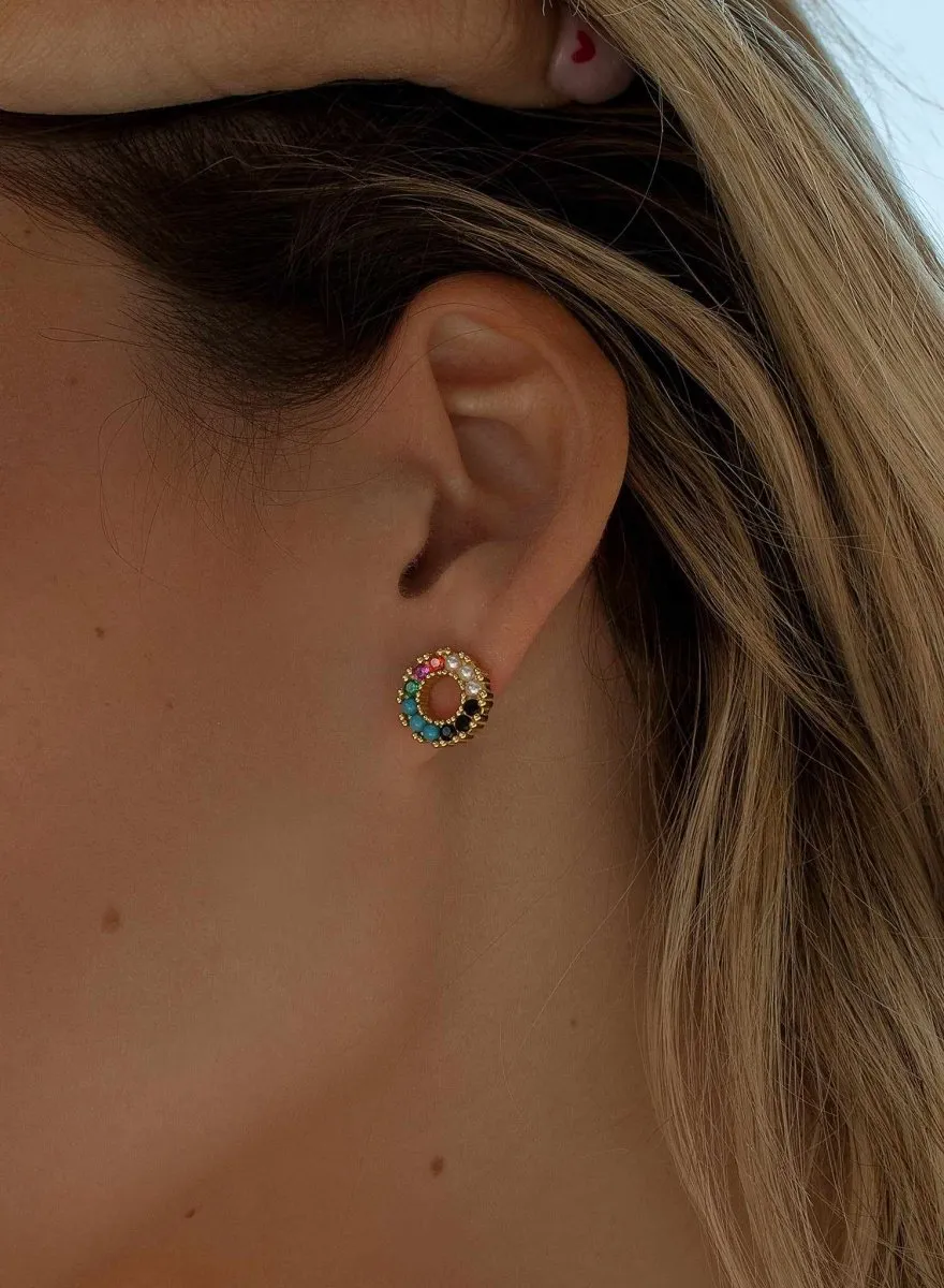 Pendientes pequeos dorados con piedras de colores
