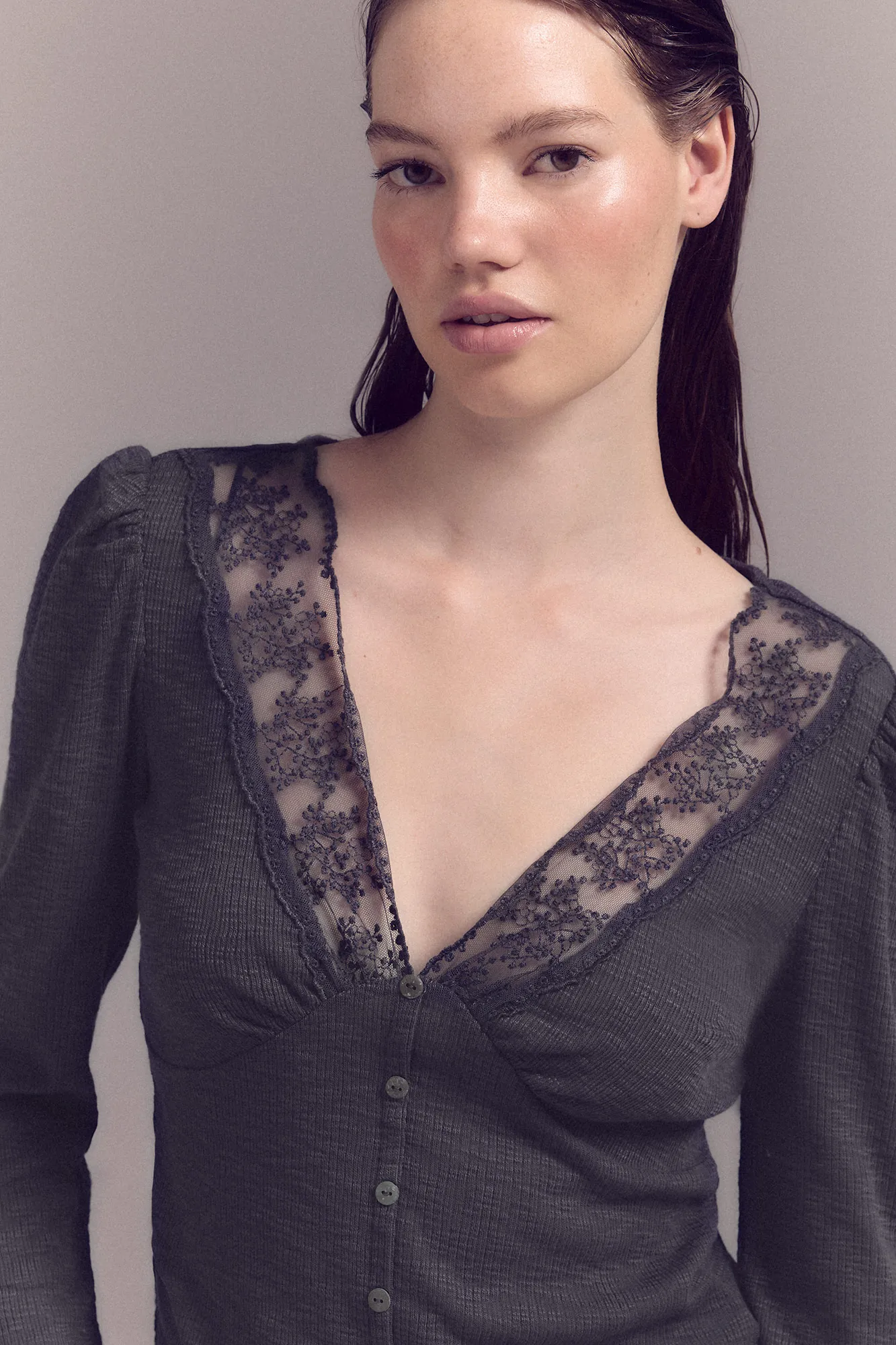 Slowlove Top con escote de blonda