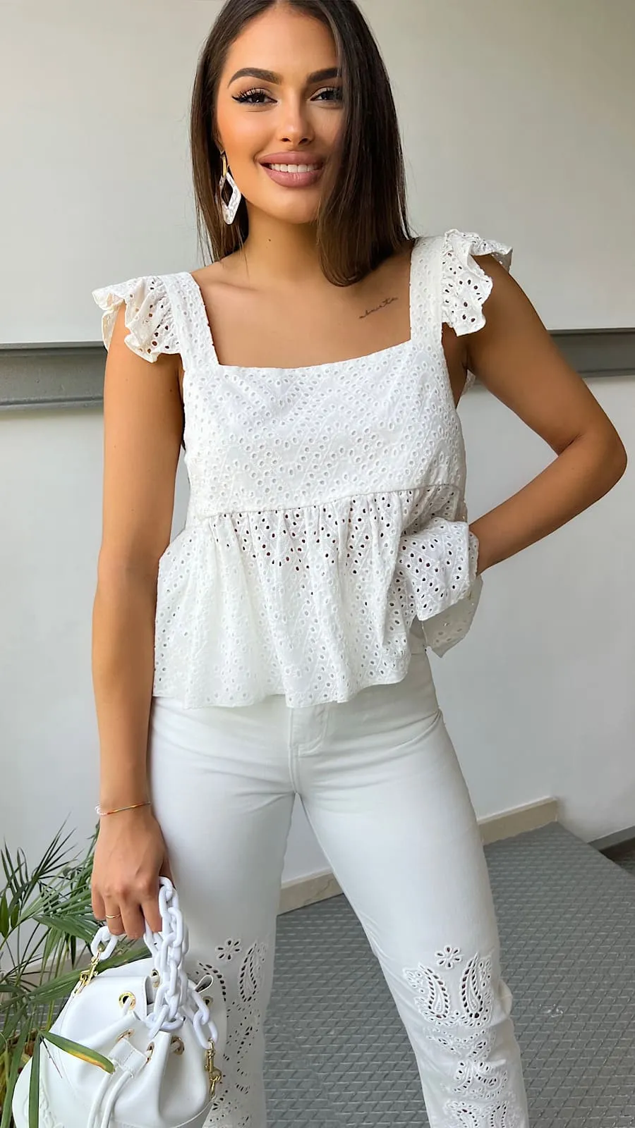 Top Blanco Volante Troquelado