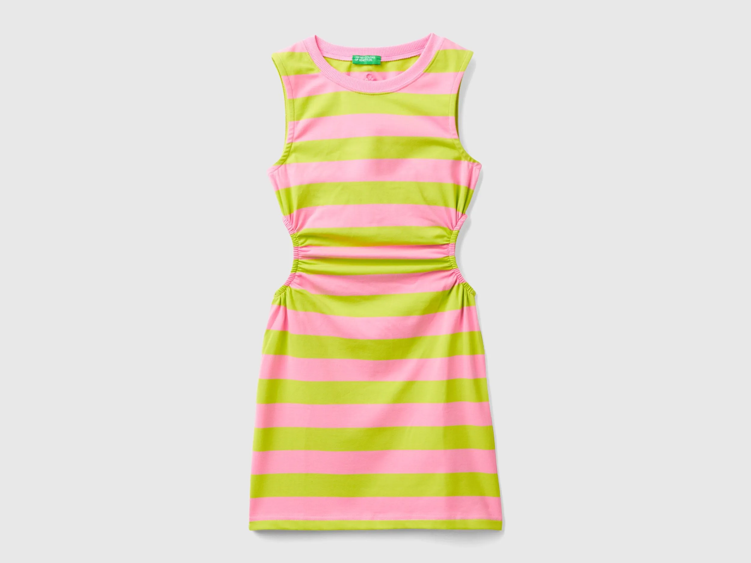 Vestido de rayas con ventana